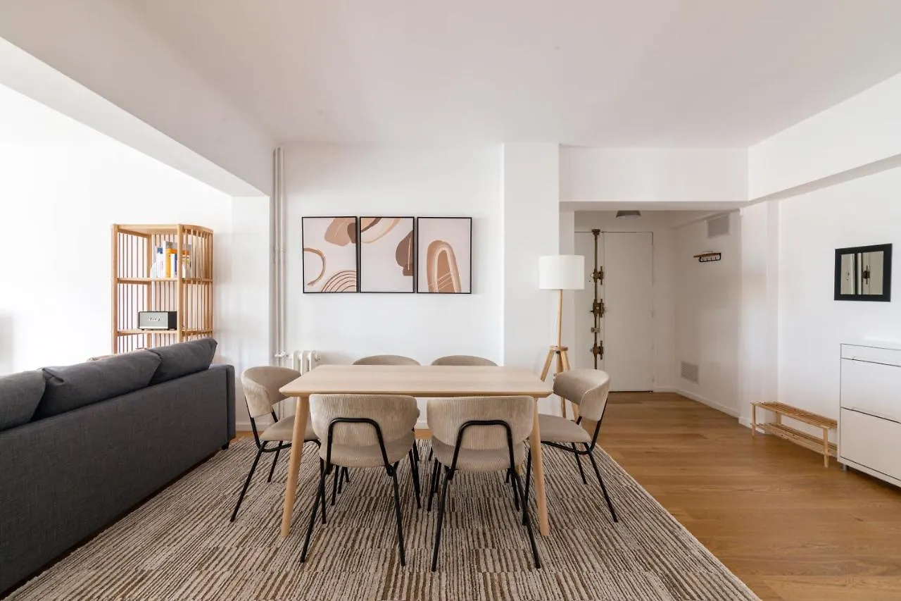 Luxurious 2 Bedroom Arc De Triomphe Grande Armee Paris