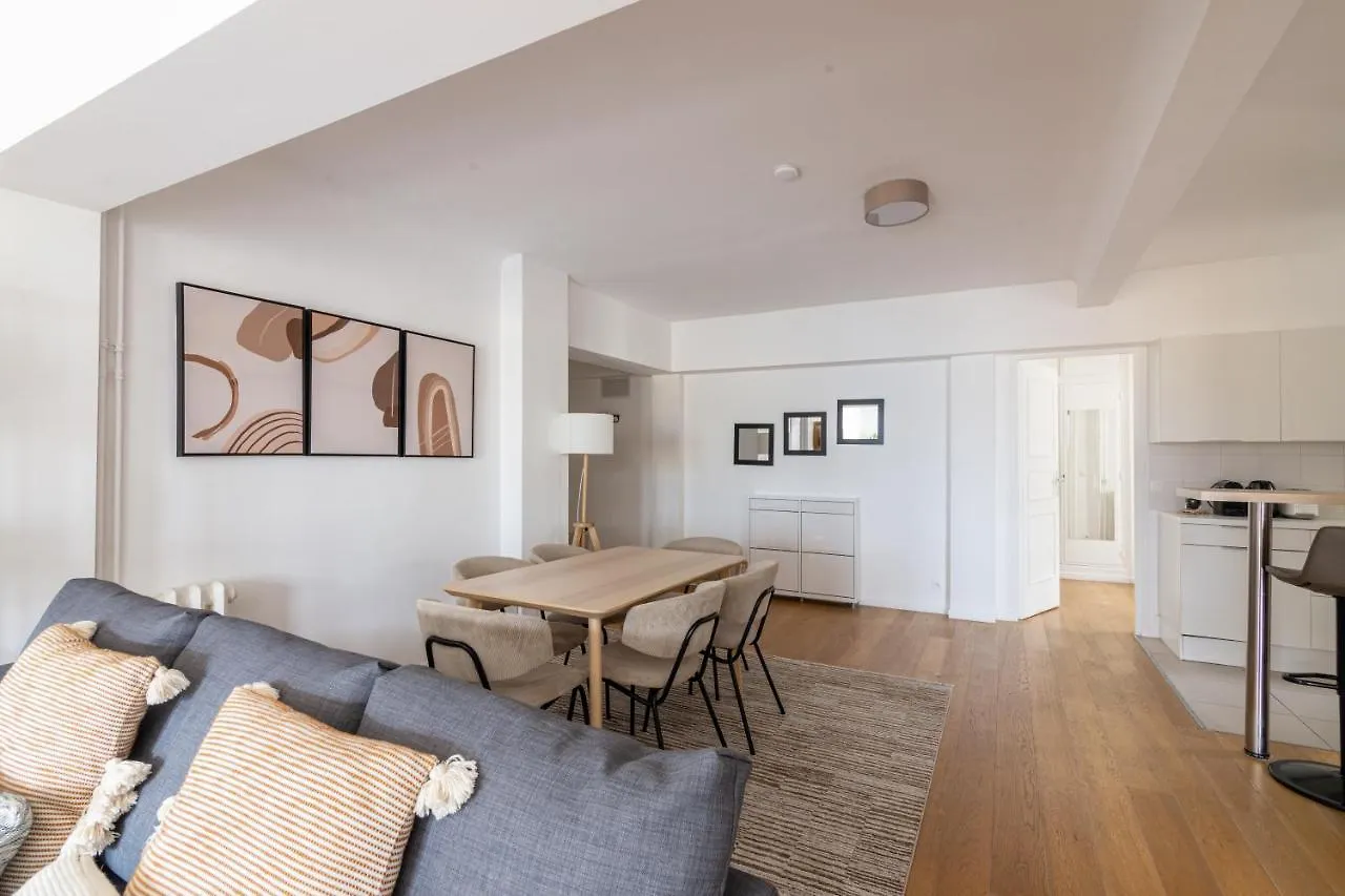 Luxurious 2 Bedroom Arc De Triomphe Grande Armee Paris