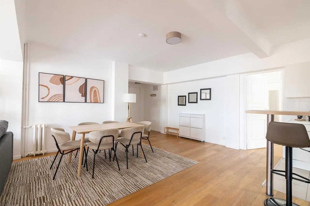 Luxurious 2 Bedroom Arc De Triomphe Grande Armee Paris